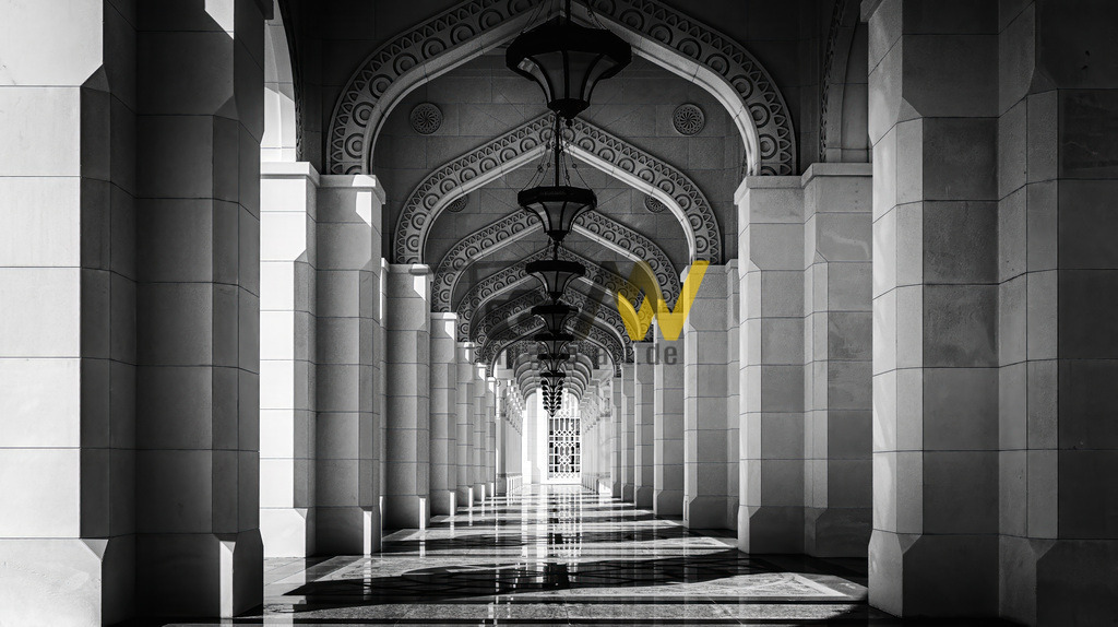 Die Arkade im Präsidentenpalast in Doha in edlem Schwarz-Weiß | Die abgebildete Kolonnade ist Teil  des Qasr Al Watan Palastes in Abu Dhabi. Der Qasr Al Watan ist der offizielle Präsidentenpalast der VAE und seit 2019 teilweise für die Öffentlichkeit zugänglich.  Der Palast beherbergt eine umfangreiche Bibliothek mit über 50.000 Büchern zur arabischen Geschichte und Kultur.  - Realisiert mit Pictrs.com