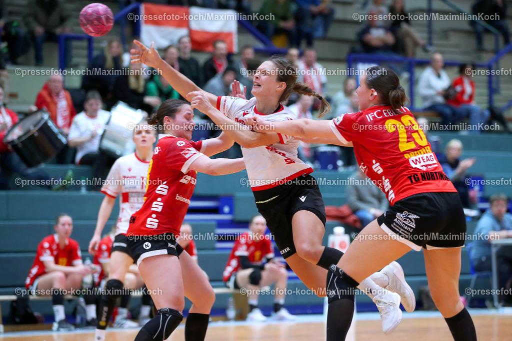 SG2HBF04032301017 | 04.03.2023, Solingen, Handball, Klingenhalle, 2. Handballbundesliga Frauen, 20. Spieltag Saison 2022 2023, HSV Solingen-Gräfrath 76 - TG Nürtingen: Mandy Reinarz von HSV Solingen-Gräfrath behauptet den Ball gegen die Abwehr und wirft auf das Tor