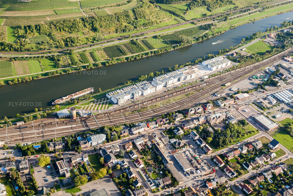 Luftbild: Wohngebäude an ehemaligen Hafenanlagen am Ufer des Fluß- Verlaufes der Mosel Esplanade de la Moselle in Wasserbillig im Bundesland Grevenmacher in Luxemburg. Foto: IMG_33896.jpg vom 11.09.2010 durch Werner Riehm/FLY-FOTO.de