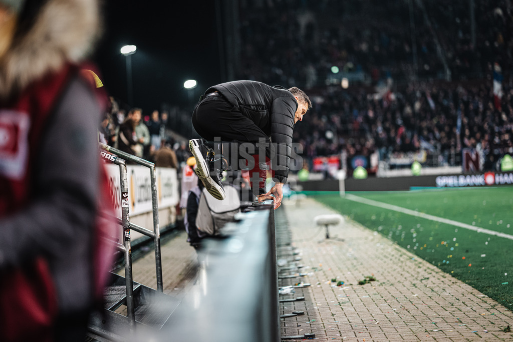Fußball | Männer | Saison 2024/2025  | Fußball-Bundesliga | 12. Spieltag | FC St. Pauli vs. Holstein Kiel | 29.11.2024 | Trainer Alexander Blessin (FC St. Pauli) springt über die Bane