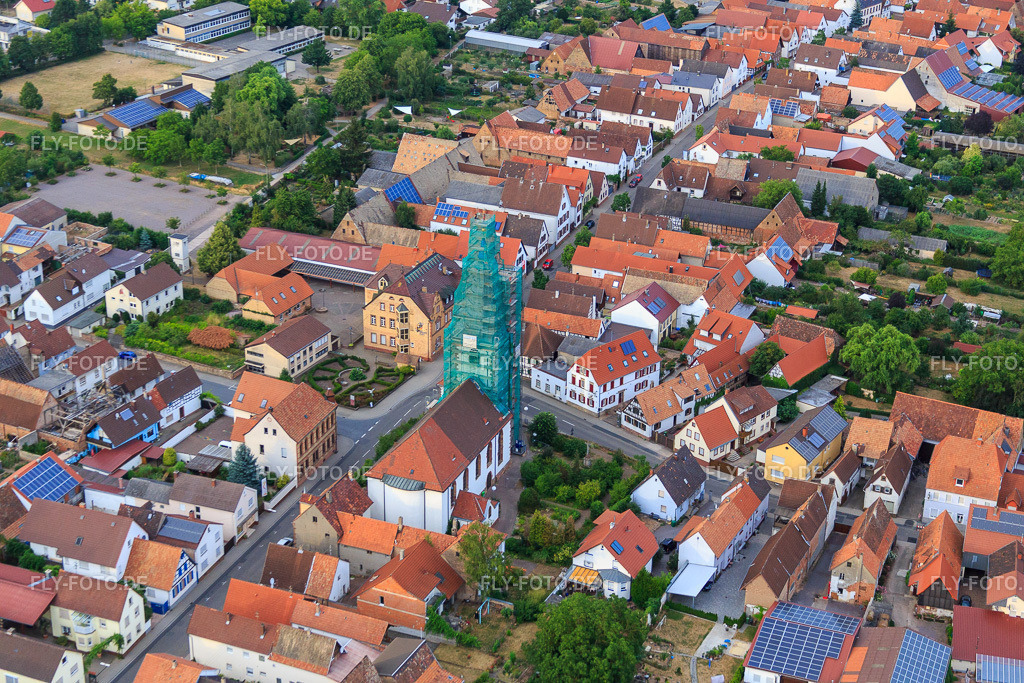 katholische Kirche eingerüstet von Leidner GmbH Gerüstbau, Landau | Luftbild: katholische Kirche eingerüstet von Leidner GmbH Gerüstbau, Landau in Ottersheim bei Landau im Bundesland Rheinland-Pfalz in Deutschland. Foto: IMG_083715.jpg vom 24.07.2015 durch Werner Riehm/FLY-FOTO.de - Realisiert mit Pictrs.com
