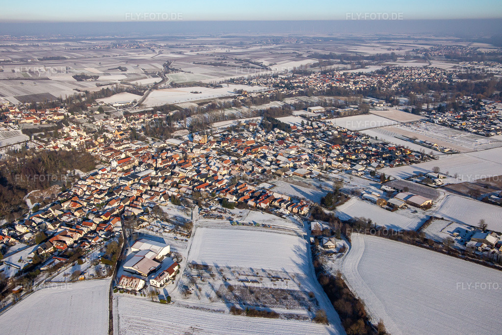 Luftbild: Ortsansicht aus Südwesten bei Schnee im Ortsteil Ingenheim in Billigheim-Ingenheim im Bundesland Rheinland-Pfalz in Deutschland. Foto: IMG_139935.jpg vom 20.01.2024 durch Werner Riehm/FLY-FOTO.de