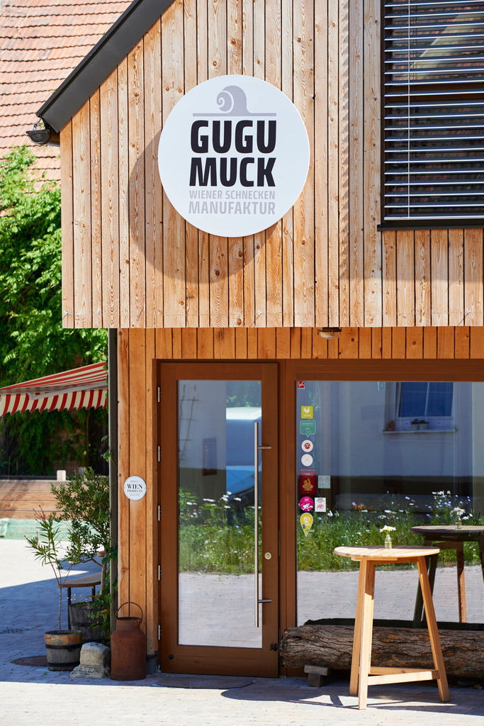 Gugumuck Wiener Schnecken Manufaktur | Wien, Austria - May 29, 2017: Gugumuck Wiener Schnecken Manufaktur; Innenhof mit Eingang. - Realisiert mit Pictrs.com