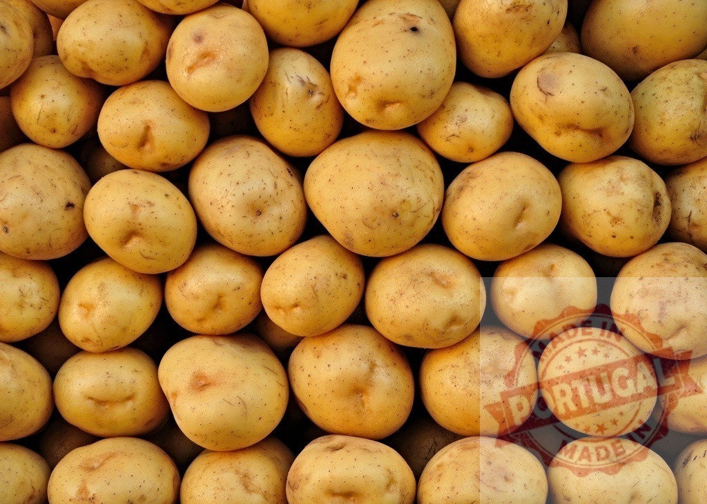 Fresh whole raw potatoes forming natural food background | Freshly harvested raw potatoes creating a textured background - Realized with Pictrs.com