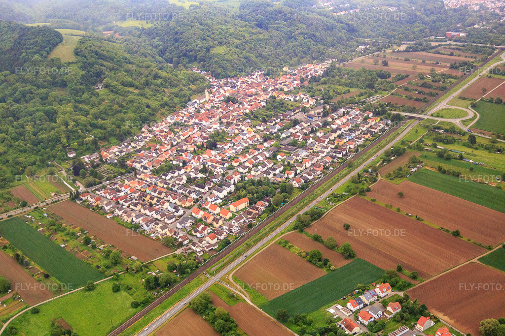 Luftbild: Dorfansicht am Rand des Odenwald am Morgen von Nordwesten im Ortsteil Sulzbach in Weinheim im Bundesland Baden-Württemberg in Deutschland. Foto: IMG_089253.jpg vom 25.05.2016 durch Werner Riehm/FLY-FOTO.de