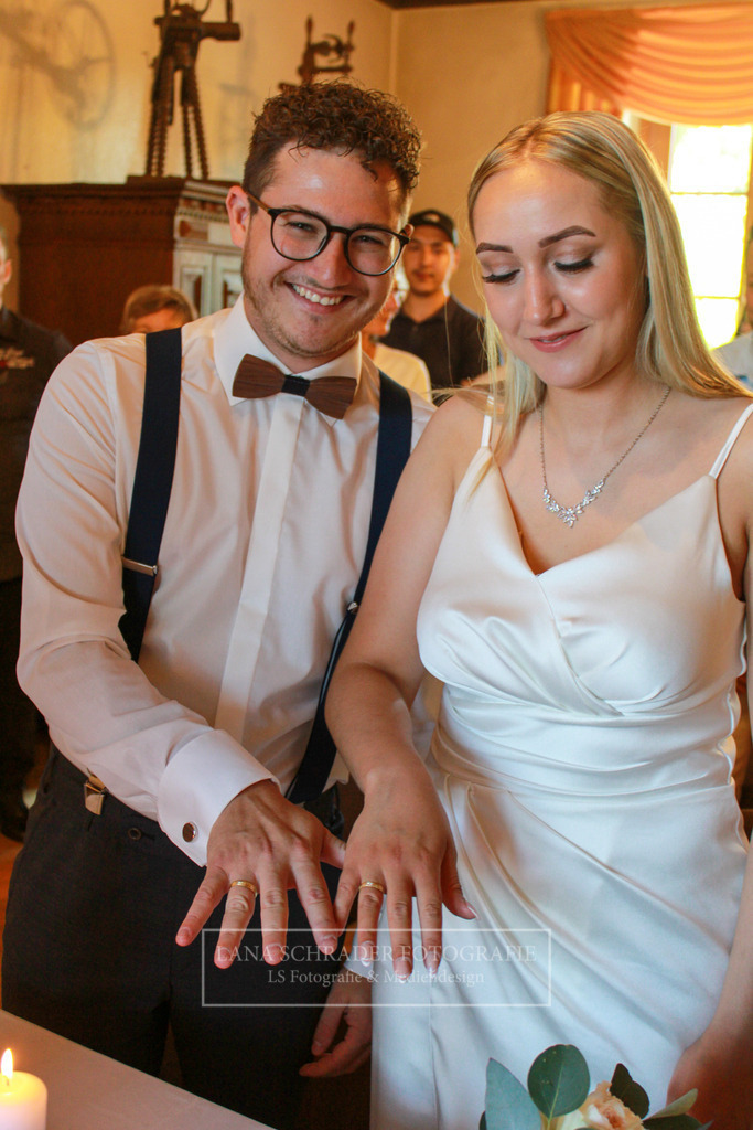 Hochzeit Sven _ Evi 30.06.22 Standesamt-14 | lanaschraderfotografie - Realisiert mit Pictrs.com