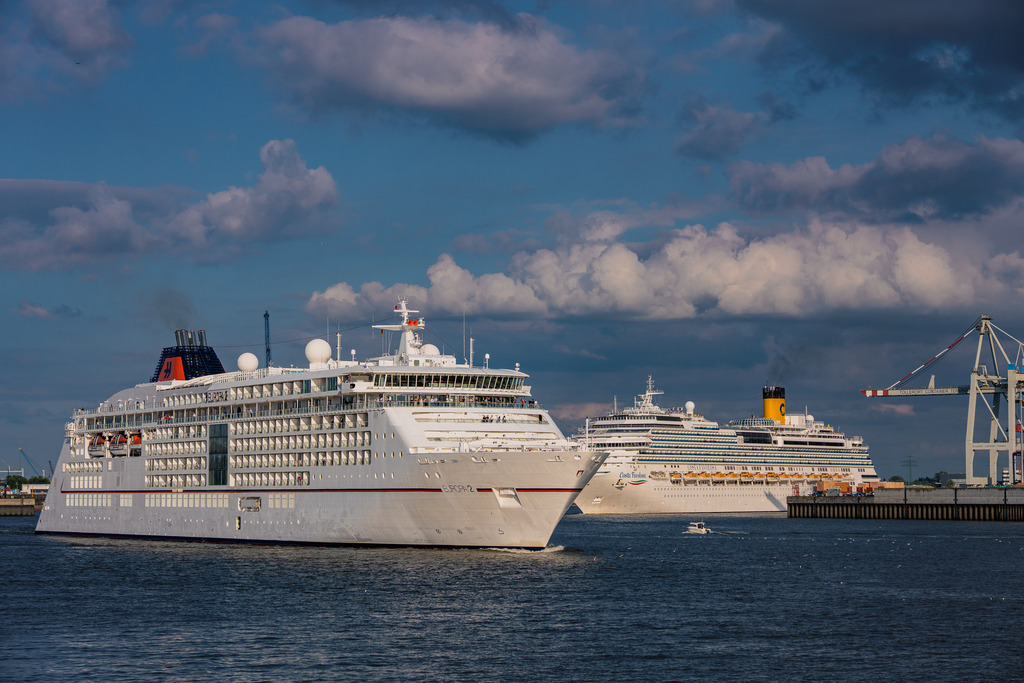 EUROPA 2 und COSTA FAVOLOSA | EUROPA 2 und COSTA FAVOLOSA verlassen in der Kolonne den Hamburger Hafen - Realisiert mit Pictrs.com