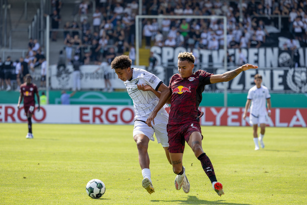Runde)***Zweikampf zwischen Ampadu Wiafe (8, Sandhausen) und Antonio Nusa (7, Leipzig) | SV Sandhausen gegen RB Leipzig (DFB-Pokal, 1. Runde)***Zweikampf zwischen Ampadu Wiafe (8, Sandhausen) und Antonio Nusa (7, Leipzig) - Realisiert mit Pictrs.com