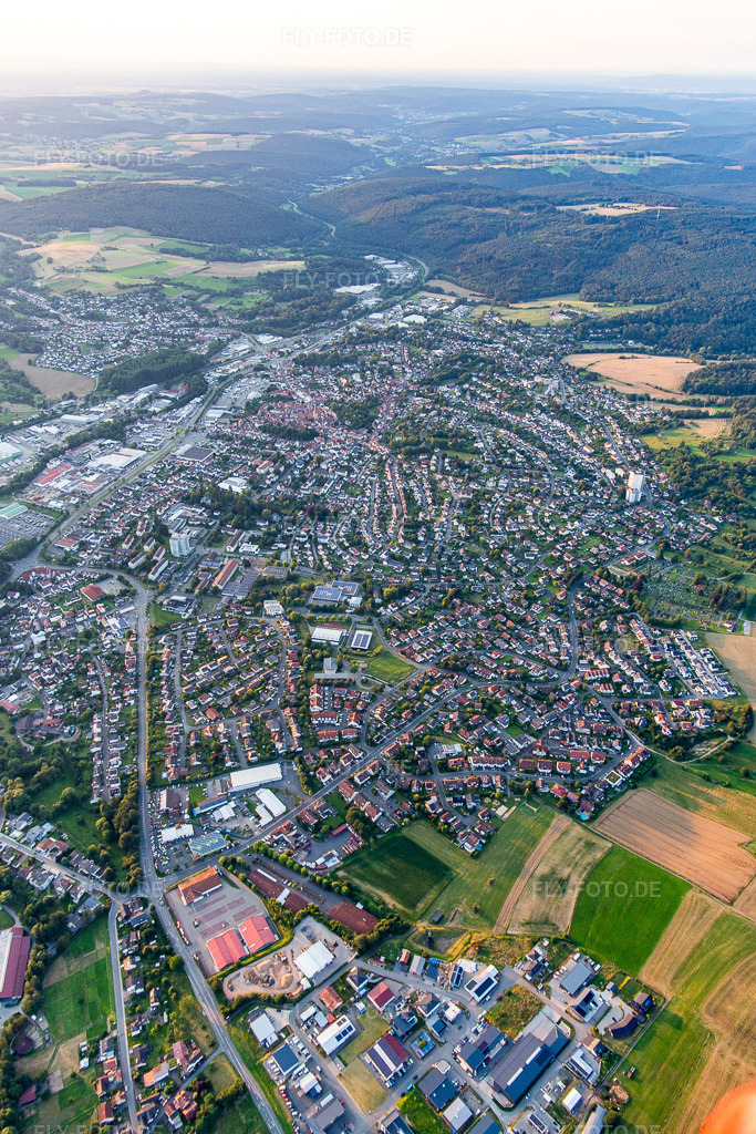 Luftbild: Ortsansicht von Süden im Ortsteil Dorf-Erbach in Erbach im Bundesland Hessen in Deutschland. Foto: IMG_142655.jpg vom 18.07.2024 durch Werner Riehm/FLY-FOTO.de