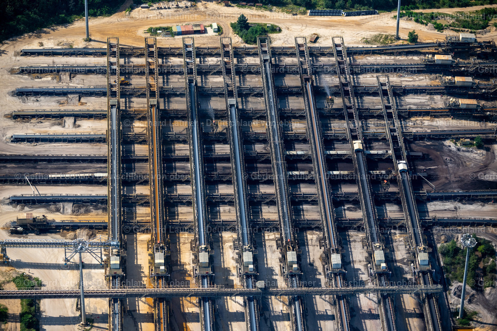 4048924 | Der Braunkohle Tagebau Hambach ist der größte von der RWE Power AG betriebene Tagebau im Rheinischen Braunkohlerevier und die größte Braunkohlegrube Europas. Er betrifft die Gemeinden Niederzier, Kreis Düren, und Elsdorf, Rhein-Erft-Kreis
