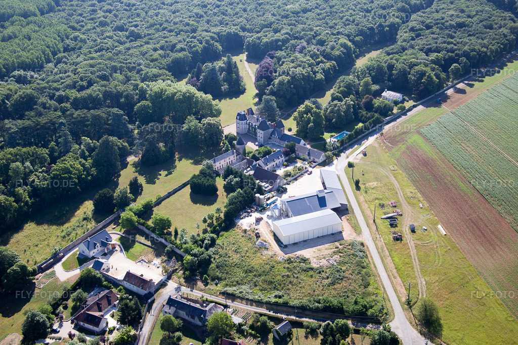 Luftbild: Ortsansicht in Landes-le-Gaulois im Bundesland Loir-et-Cher in Frankreich. Foto: IMG_082246.jpg vom 20.06.2015 durch Werner Riehm/FLY-FOTO.de
