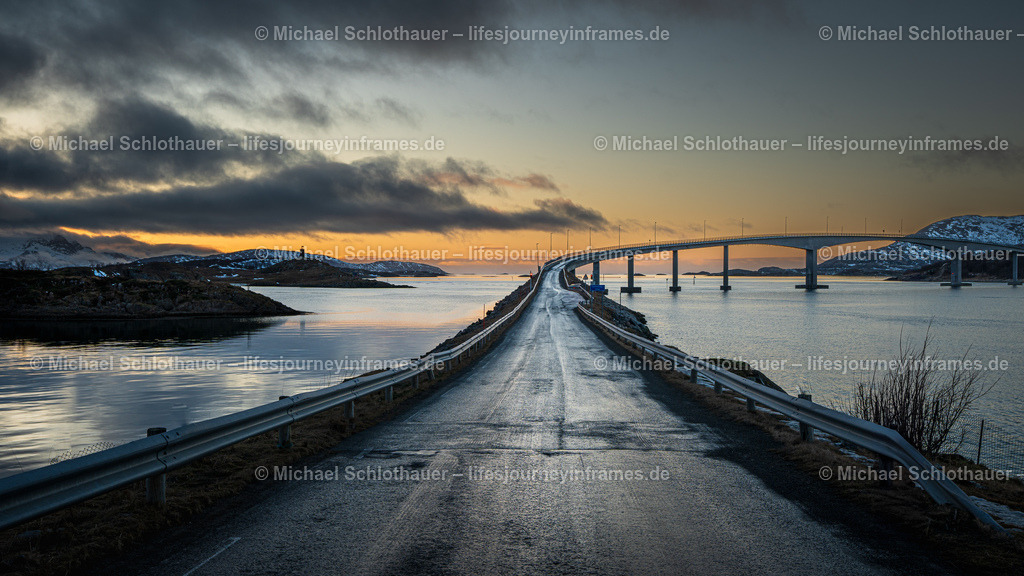 Bridge to Somaroy - Norway | Wildlife- und Landschaftsfotografie als Wandbild, Poster & mehr. Einzigartige Naturmomente aus Neuseeland, Norwegen & weltweit – fotografiert von Michael Schlothauer. - Realisiert mit Pictrs.com