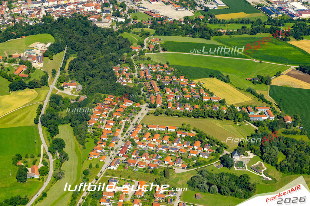 Aktuelles Luftbild von  Tittmoning - Die Luftaufnahme wurde 2022 mittels UL-Flugzeug erstellt ( keine Drohne ) - hochauflösende Kamera-Systeme von  Canon -Beste Qualität - Für grossformatige Ausdrucke geeignet. Die Geschenkidee !