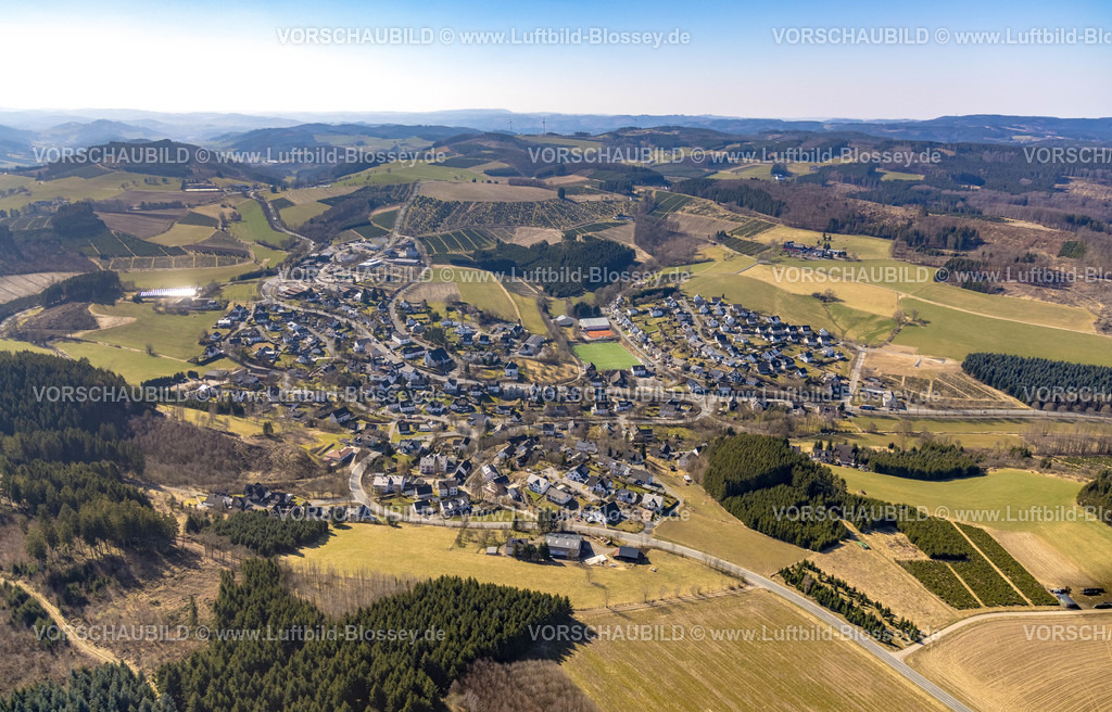 Eslohe220304029Cobbenrode | Luftbild, Ortsansicht und Kirche St. Nikolaus in Cobbenrode mit Blick auf das bergige Sauerland, Eslohe, Sauerland, Nordrhein-Westfalen, Deutschland