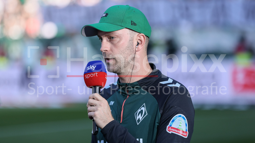 Fussball, Bundesliga, SV Werder Bremen - FC Bayern München | v.li.: Ole Werner (Trainer, Cheftrainer, SV Werder Bremen) beim Interview, TV, Fernsehen, Mikrofon, Portrait, Nahaufnahme, Einzelfoto, Einzelbild