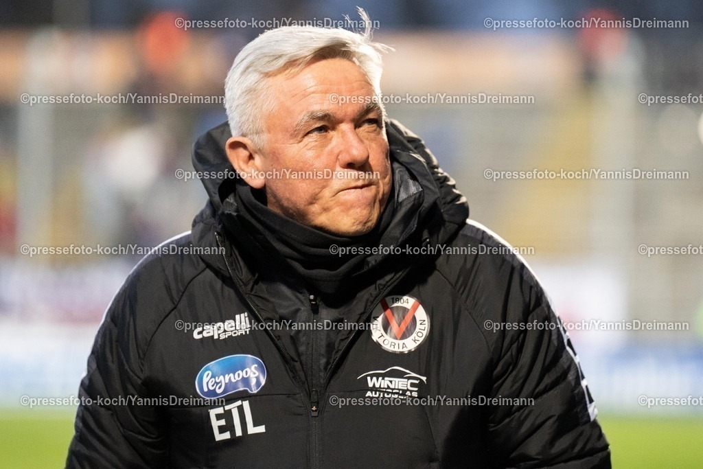 xYDR2802250101011 | 28.02.2025, xydrx, Fußball, Viktoria Köln - 1.FC. Saarbrücken, 3.Liga, Sportpark Höhenberg, Saison 2024 2025: Olaf Janßen (Cheftrainer Viktoria Köln) DFB regulations prohibit any use of photographs as image sequences and or quasi-video.