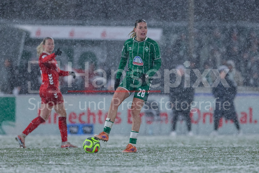 Fussball, Google Pixel Frauen-Bundesliga, SV Werder Bremen - 1. FC Köln | Juliane Wirtz (SV Werder Bremen, 28) am Ball, Einzelbild, Ganzkörper, Aktion, Action, Spielszene, DIE DFB-RICHTLINIEN UNTERSAGEN JEGLICHE NUTZUNG VON FOTOS ALS SEQUENZBILDER UND/ODER VIDEOÄHNLICHE FOTOSTRECKEN. DFB REGULATIONS PROHIBIT ANY USE OF PHOTOGRAPHS AS IMAGE SEQUENCES AND/OR QUASI-VIDEO.