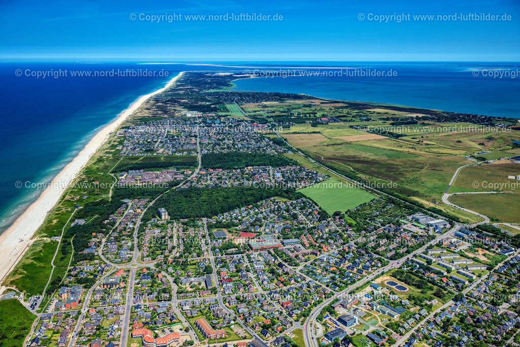 Sylt_Westerland_bis_Wenningstedt_ELS_4790210625 | WENNINGSTEDT-BRADERUP (SYLT) 21.06.2025 Ortsansicht an der Meeres-Küste der Nordsee in Wenningstedt-Braderup (Sylt) auf der Insel Sylt im Bundesland Schleswig-Holstein, Deutschland. // Town view on the sea coast of the North Sea in Wenningstedt-Braderup (Sylt) on the island of Sylt in the state Schleswig-Holstein, Germany. Foto: Martin Elsen