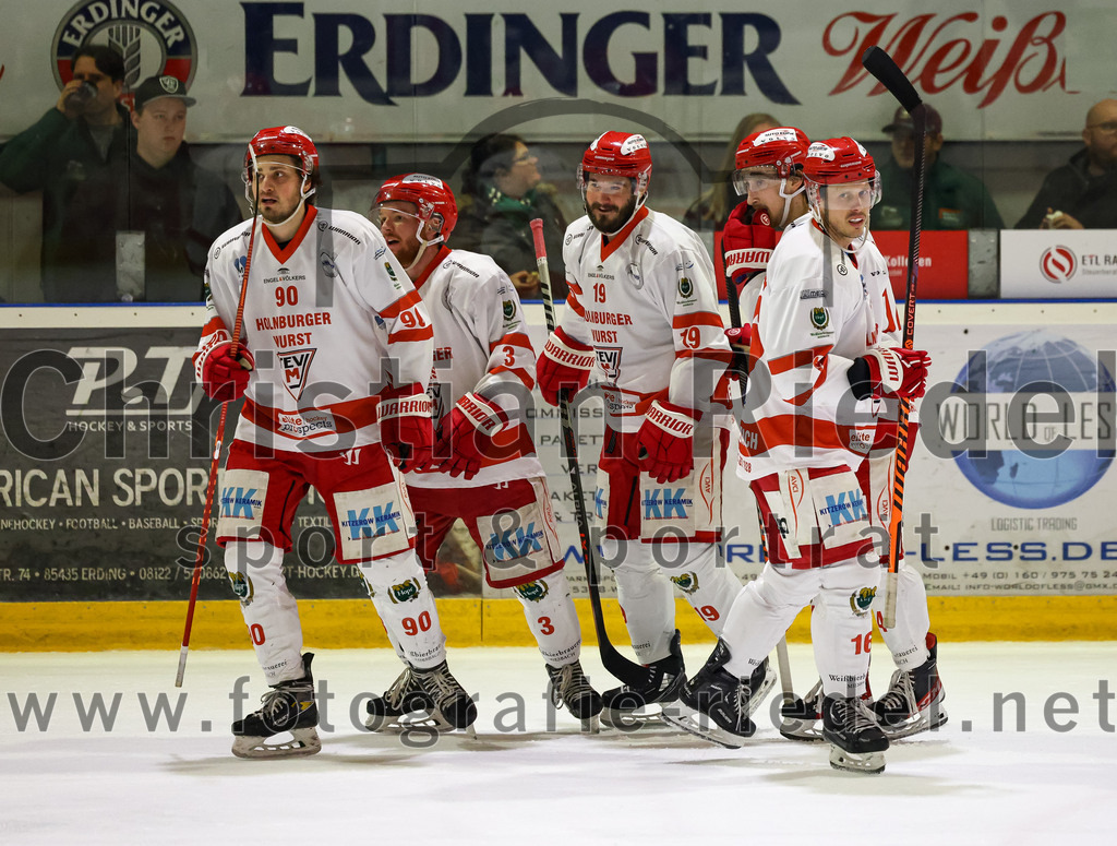 2023-03-19_086_TSV_Erding_gegen_TEV_Miesbach | Erding, Deutschland, 19.03.2023:
Eishockey, Bayernliga Playoffs 2022 / 2023, Halbfinale, TSV Erding gegen TEV Miesbach, Endergebnis: 

Alexander Kirsch (TEV Miesbach, #90), Thomas März (TEV Miesbach, #3), Stefan Mechel (TEV Miesbach, #19), Patrick Asselin (TEV Miesbach, #16)

Foto: Christian Riedel / fotografie-riedel.net