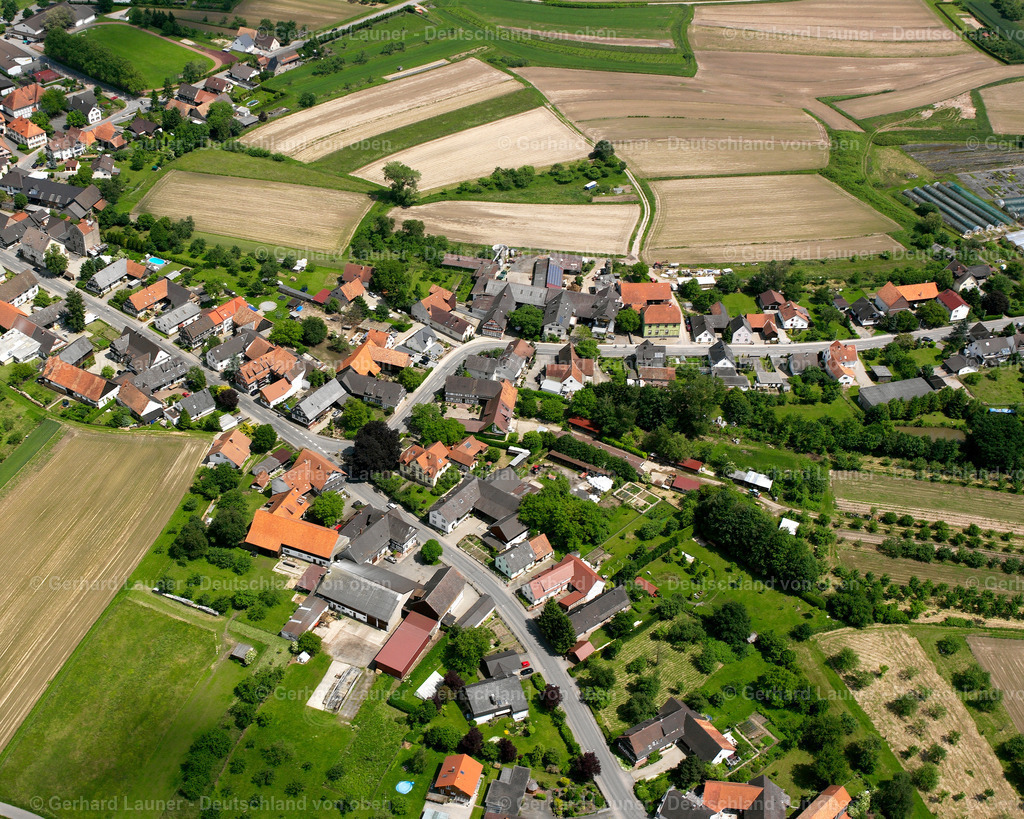2626389 | LEGELSHURST 09.06.2006 Landwirtschaftliche Nutzflächen und Feldgrenzen  umsäumen das Siedlungsgebiet des Dorfes in Legelshurst im Bundesland Baden-Württemberg, Deutschland // Agricultural land and field boundaries surround the settlement area of the village  in Legelshurst in the state Baden-Wuerttemberg, Germany Foto: Gerhard Launer