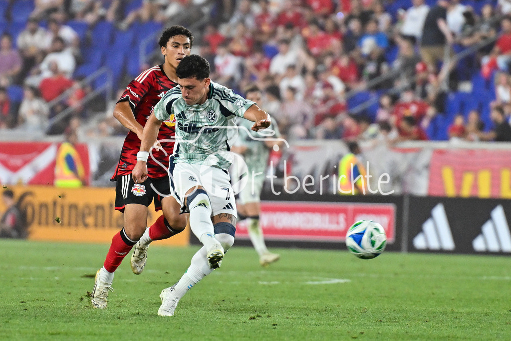 New York Red Bulls - New England Revolution | der Torschuss von Tomas CHANCALAY (New England 7) geht nicht ins Tor / Torchance / Major League Soccer: New York Red Bulls - New England Revolution, Red Bull Arena am 16.07.2025
