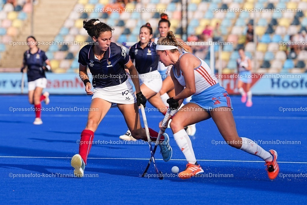 xydrx13082503015 | 13.08.2025, xydrx, Frauen EuroHockey Championship 2025, Gruppenphase, Gruppe A, Niederlande - Frankreich, Sparkassenpark Mönchengladbach: Mathilde Duffrene (FRA #19) im Zweikampf gegen Pien Dicke (NED #21)