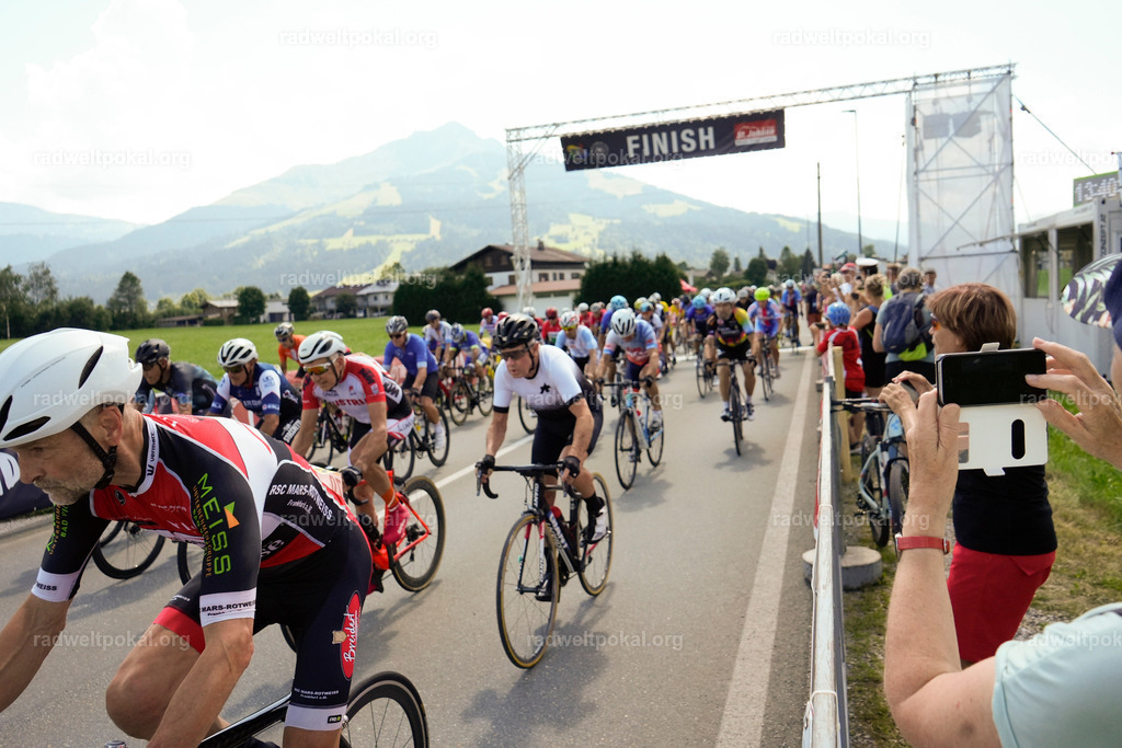 506_20230817_Bewerb_Maenner_Muehlanger | AUT - OESTERREICH, 2023-08-16: SPORT RENNRAD-FAHREN - 55. INTERNATIONALER RADWELTPOKAL IN ST. JOHANN IN TIROL  - Vintage-Radrennen mit WM-Bronze-Medaillen-Siegerin Christina Schweinberger, den Teilnehmer und Alexander Baumann (vom Orginastions-Team) - TAG 2 BEWERB MAENNER IN SECHS GRUPPEN  ; Foto: Roland Muehlanger