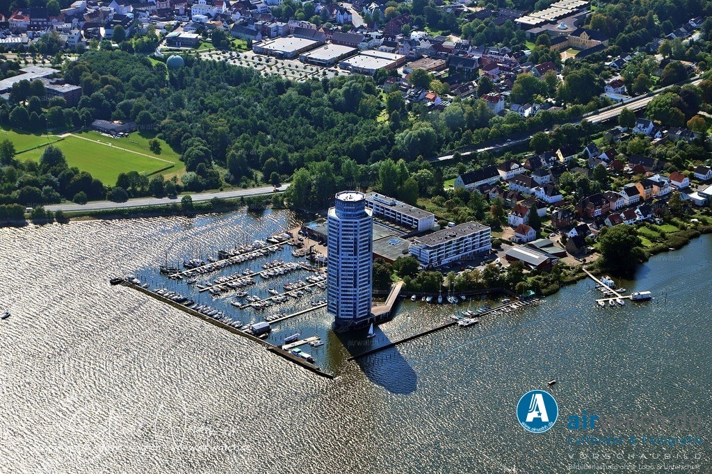Luftbilder Ostseefjord Schlei, Wikingturm in Schleswig | Der Wikingturm in Schleswig: Die Ferienwohnungen im Wikingturm sind beliebte Unterkünfte, die sich durch einen beeindruckenden Blick auf die Schlei aus den oberen Etagen auszeichnen, wobei einige Apartments in den Etagen 14, 19, 21 und 22 liegen. Die Unterkünfte sind oft mit Balkonen, modernen Ausstattungen und einem direkten Zugang zur Schlei ausgestattet.