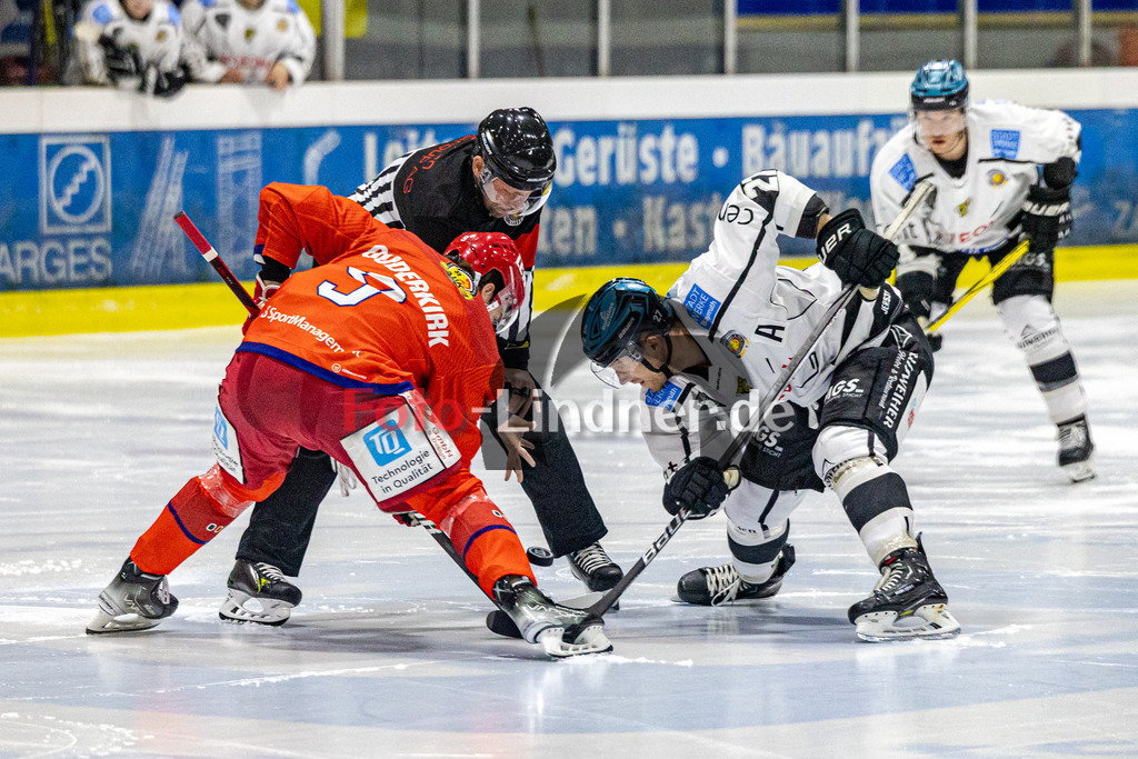 EC Peiting vs Bayreuth Tigers | Eishockey Oberliga Süd 2023/2024, EC Peiting vs Bayreuth Tigers, 20231112,
Bully,
2023-11-12 in Peiting (Eisstadion)
9 Brett OUDERKIRK (ECP 9), 27 Brett SCHAEFER (Tigers 27)
Copyright: WolfgangxLindner foto-lindner.de