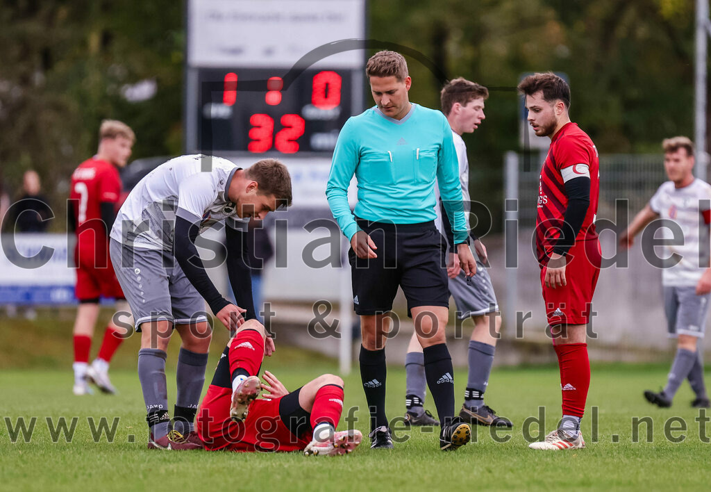 2023-10-15_019_SV_Eintracht_Berglern_gegen_FC_Tuerkguecue_Erding | Berglern, Deutschland, 15.10.2023:
Fußball, Kreisklasse 2023 / 2024, 10. Spieltag, SV Eintracht Berglern gegen FC Türkgücü Erding, Endergebnis: 1:0

Thomas Schmid (SV Eintracht Berglern, #14), Schiedsrichter Manuel Müller, Ömer Altinisik (FC Türk Gücü Erding, #10)

Foto: Christian Riedel / fotografie-riedel.net