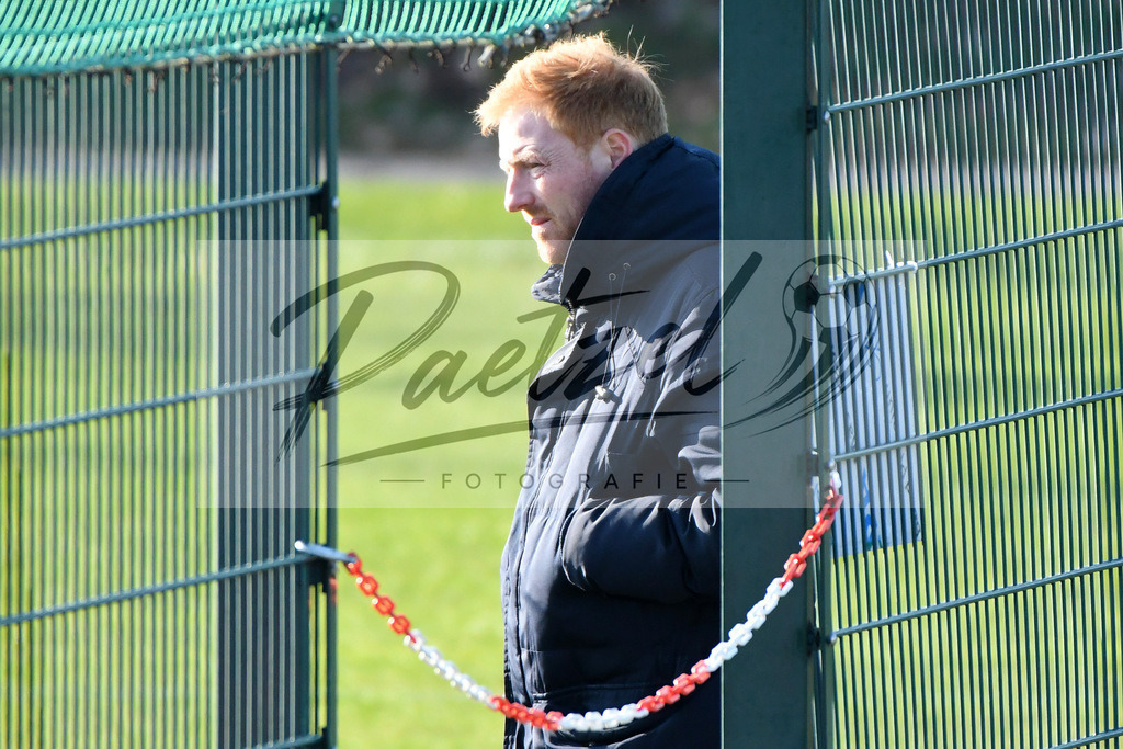 20200207_TRAOSN_0046 | Fußball, Herren: Sportdirektor Benjamin Schmedes (VfL Osnabrueck) schaut waehrend der Trainingseinheit des VfL Osnabrueck im Sportpark Illoshoehe am 07.02.2020 in Osnabrueck, Deutschland. - Realisiert mit Pictrs.com