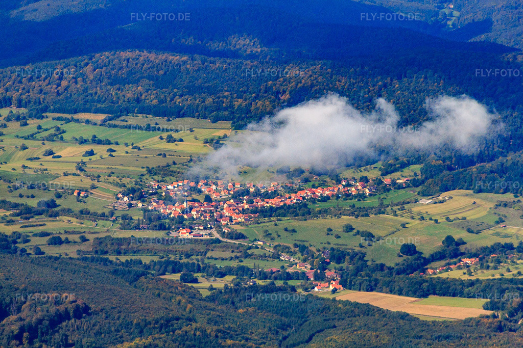 Luftbild: dorfansicht von Osten unter Wolken in Wingen im Bundesland Bas-Rhin in Frankreich. – Foto: IMG_21014.jpg vom 06.09.2009 durch Werner Riehm/FLY-FOTO.de – Auflösung des Originals: 4752 x 3168 px
