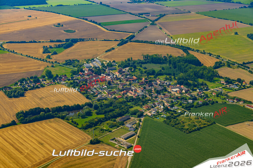 Schrägluftbild  Groß Schwechten  Stendal - Das Luftbild wurde 2025 vom UL-Flugzeug heraus erstellt (ohne Drohne- keine Drohnenaufnahme ) - Hochauflösende Luftaufnahme -Nicht vergleichbar mit Google Maps oder Satelittenbilder- Die Geschenkidee !Mit Lizenz und Bildrechte bestellbar
