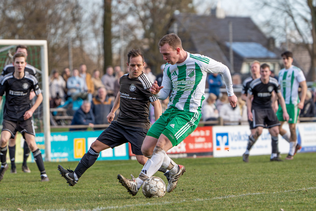 Fußball I Herren I Saison 2025-2026 I Bezirksliga Weser-Ems 4 I 21. Spieltag I TuS Lutten - SW Osterfeine I 4267 | jns.sportfotos - Realisiert mit Pictrs.com