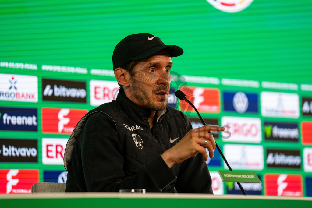 VfB Stuttgart vs. SC Freiburg, Fussball, DFB-Pokal, Halbfinale, 23.04.2026 | Julian Schuster (Trainer SC Freiburg) bei der Pressekonferenz nach der Niederlage,VfB Stuttgart vs. SC Freiburg, Fussball, DFB-Pokal, Halbfinale, 23.04.2026DFB regulations prohibit any use of photographs as image sequences and/or quasi-video