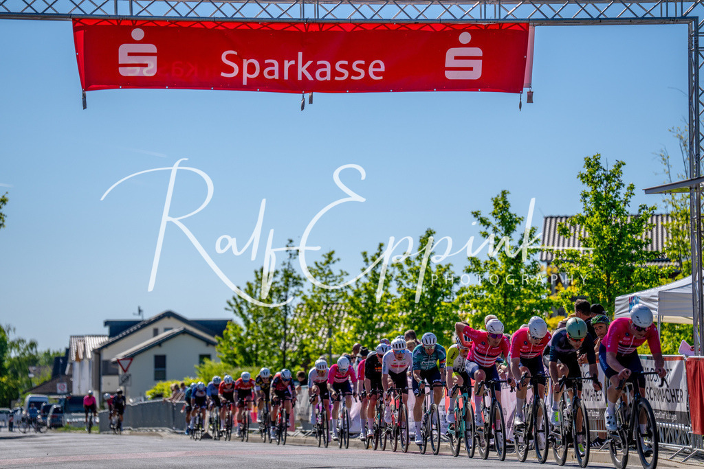 Spurt in den Mai 2026 - Großer Preis der Sparkasse Neuss | Annual one-day road cycling race "Großer Preis der Sparkasse Neuss" held in Büttgen, Germany, organized by VfR Büttgen 1912 e.V. The event features multiple races across all age categories from U11 youth to Elite men. - Realisiert mit Pictrs.com