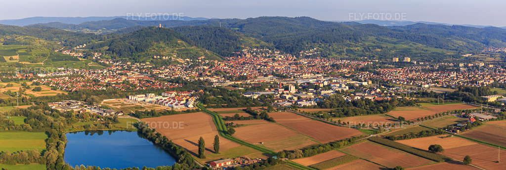 Luftbild: Stadtpanorama am Rand des Odenwalds aus Westen in Heppenheim im Bundesland Hessen in Deutschland. Foto: IMG_102999-Pano.jpg vom 28.08.2017 durch Werner Riehm/FLY-FOTO.de – Auflösung des Originals: 10403 x 3496 px