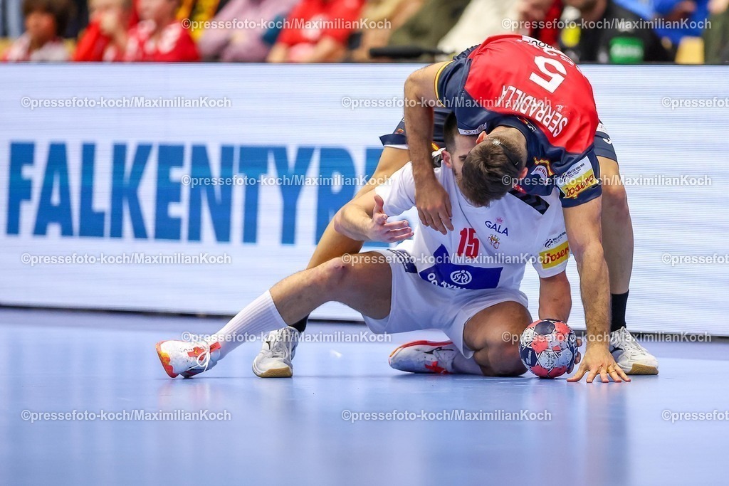 EHF15012601098 | 15.01.2026, Handball, Men's EHF EURO 2026, Spanien - Serbien, Jyske Bank Boxen in Herning, Dänemark, Preliminary Round:  Antonio Serradilla Cuenca (Espania #05) stolpert über  Uros Kojadinovic (Serbien #15)  