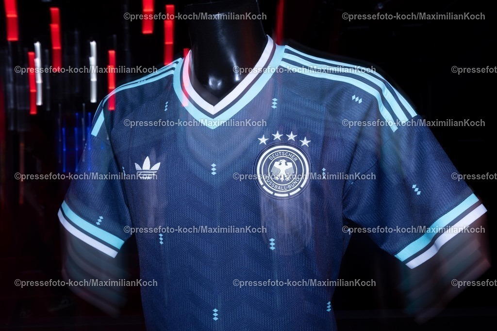 Koe22032600018 | 22.03.2024, Köln, Das neue Auswärtstrikot der deutschen Nationalmannschaft des DFB-Ausrüster Adidas in Dunkelblau welches als WM-Auswärtstrikot verwendet werden wird.