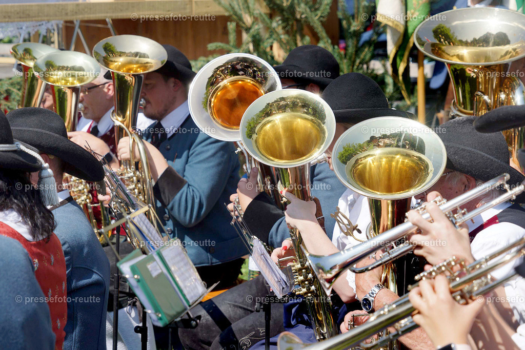 b-news-2023-Juli23-Regimentsschuetzenfest2-Steeg-EHRUNGEN-DSC07187 | Info aus dem Bezirk Reutte/Ausserfern Tirol sowie eine umfangreiche Bilddatenbank über die gesamte Region: Lechtal, Talkessel Reutte, Tannheimertal, Zwischentoren. Lech, Plansee, Zugspitze, Grenztunnel, B179, Fernpassstraße, Verkehr, Lawinen, Tradition, - Realisiert mit Pictrs.com