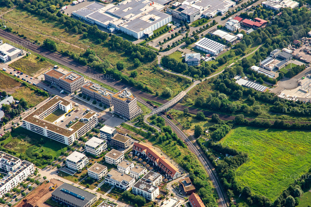 Luftbild: Zahnarzt Landau | KauWerk - Dr. Werling, Dr. Röth & Kollegen, der Ergotherapie und Logopädie Schilling - Landau - Kinder und Erwachsenen Therapien im Medivicus - Zentrum für Gesundheit und MVZ Südpfalz - Chirurgie - Dr.Bakhtari, Dr.Hülsenbeck an der Paul-von-Denis-Straße entlang der Bahnlinie sowie Fahrradbrücke über die Bahn im Ortsteil Queichheim in Landau im Bundesland Rheinland-Pfalz in Deutschland. Foto: IMG_142991.jpg vom 03.08.2024 durch Werner Riehm/FLY-FOTO.deKAUWERK-LANDAU.DE