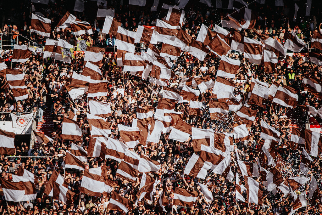 IMG_7559 | Der offizielle Shop für FC St. Pauli Fotos. Wähle aus Spielszenen & Fanmomenten dein FCSP Wunschformat. Wir liefern Millerntor-Atmosphäre.