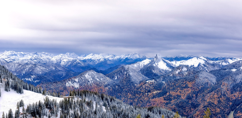 Winterliches Bergpanorama über die bayerischen Voralpen,Mangfallgebirge,Tegernsee | Das Bild zeigt einen winterlichen Blick vom Wallberg in den bayerischen Voralpen (Mangfallgebirge) mit verschneiten Nadelwäldern im Vordergrund und einem weiten Alpenpanorama.Wallberg bei Rottach-Egern am Tegernsee (Bayern)Landschaft: Verschneite Hänge, Fichtenwälder und im Hintergrund die herbstlich bis winterlich gefärbten beziehungsweise schneebedeckten Gipfel der Bayerischen Alpen. - Realisiert mit Pictrs.com