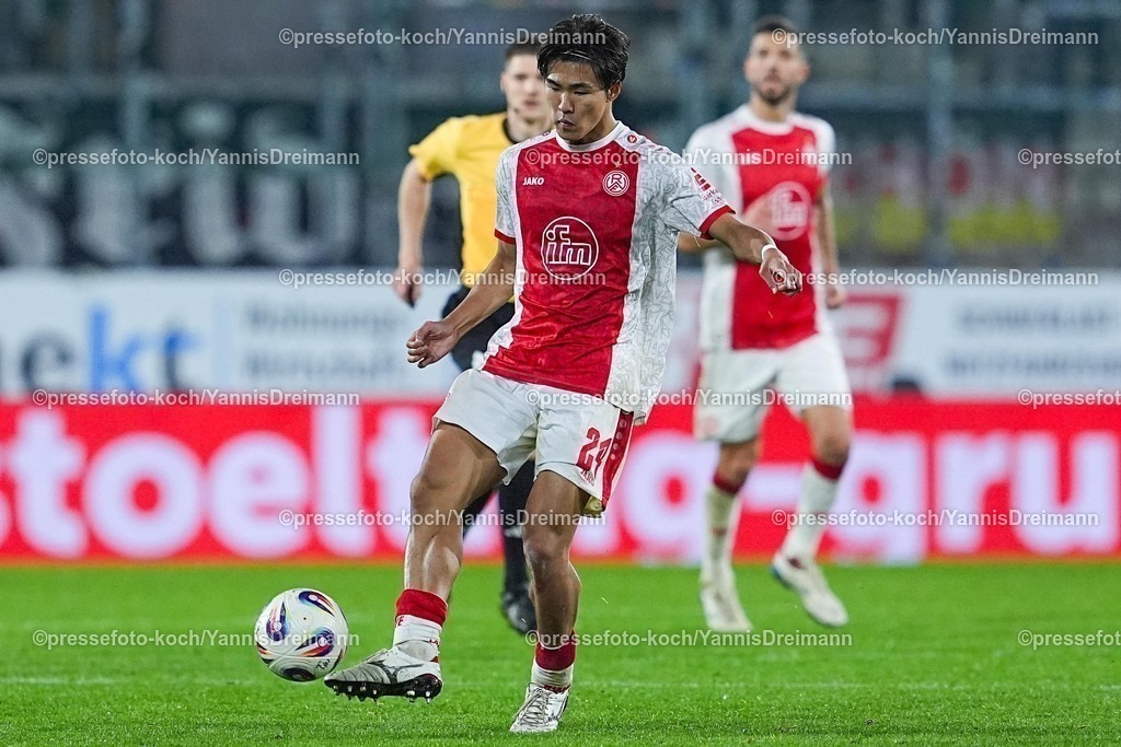 xYDRx02112502096 | 02.11.2025, xydrx, Fußball, 3.Liga, Rot-Weiss Essen - 1.FC Schweinfurt 05, Saison 2025 2026, Stadion an der Hafenstraße: Kaito Mizuta (Rot-Weiss Essen #24)   DFB regulations prohibit any use of photographs as image sequences and or quasi-video.