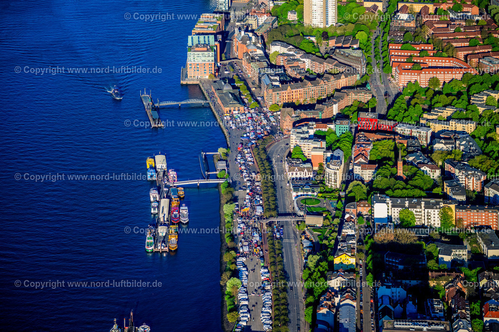 Hamburg_Altona_Fischmarkt_Fischauktionshalle_ELS_0914270425 | HAMBURG 27.04.2025 Besucher und Marktbeschicker St. Pauli Fischmarkt im Ortsteil Altonaer Fischmarkt in Hamburg, Deutschland. Weiterführende Informationen bei: Hafen Hamburg Marketing e.V. (HHM),  hamburg.de GmbH & Co. KG. // Visitors and market patrons at the St. Pauli fish market in the Altonaer Fischmarkt district in Hamburg, Germany. Further information at: Hafen Hamburg Marketing e.V. (HHM),  hamburg.de GmbH & Co. KG. Foto: Martin Elsen