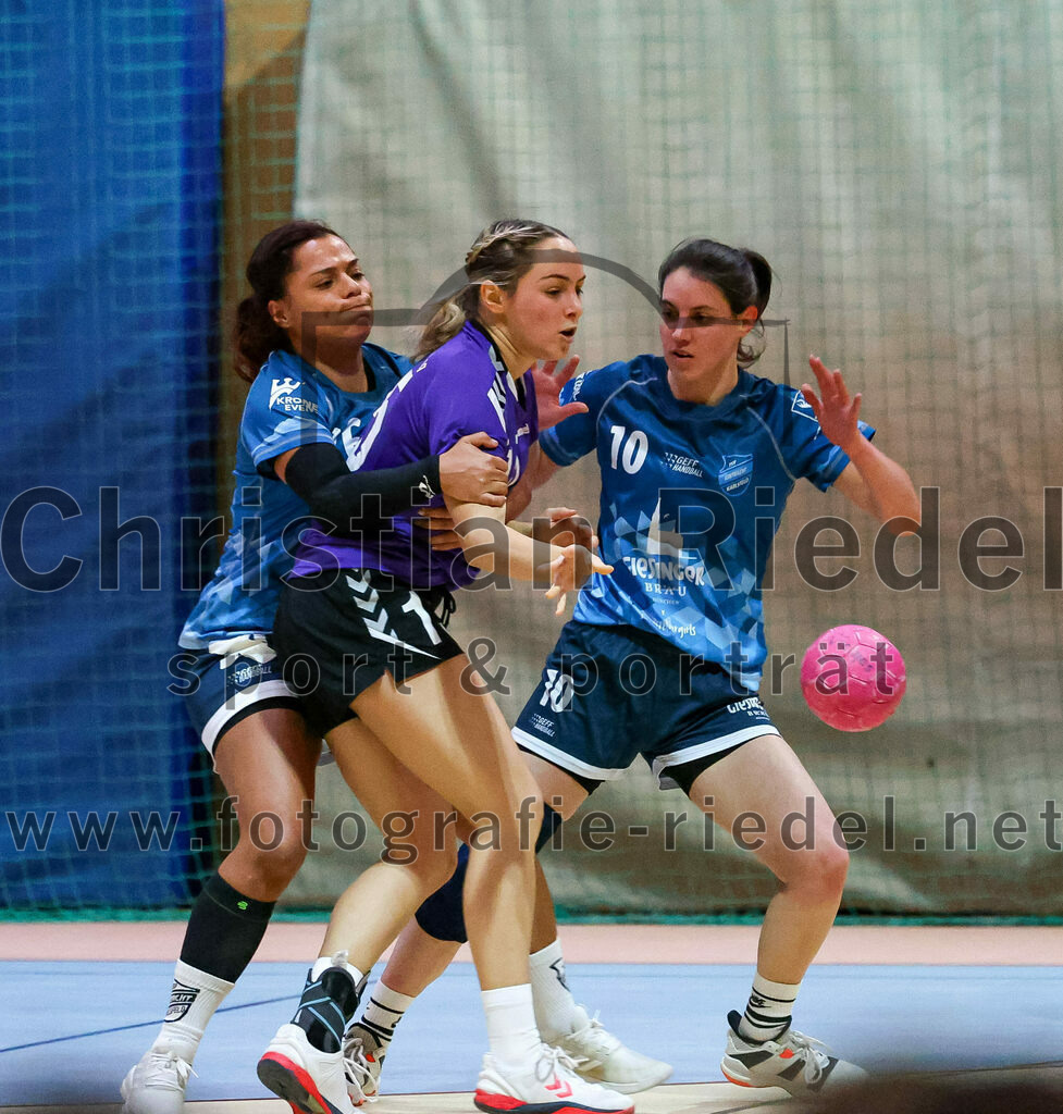 2023-01-21_008_SpVgg_Altenerding_gegen_TSV_Karlsfeld | Erding, Deutschland, 21.01.2023:
Handball, Bezirksoberliga Frauen Altbayern 2022 / 2023, 8. Spieltag, SpVgg Altenerding gegen TSV Karlsfeld, Endergebnis: 28:24

Laura Haitz (TSV Eintracht Karlsfeld, #26), Lena Prem (SpVgg Altenerding, #15), Lisa Brugger (TSV Eintracht Karlsfeld, #10)

Foto: Christian Riedel / fotografie-riedel.net