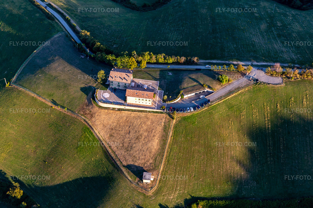 Aerial view: Comunità Sacerdotale Familiaris Consortio in the district Bicocca in Albinea in the state Reggio Emilia, Italy. – Photo: IMG_134716.jpg taken on 09/19/2022 by Werner Riehm/FLY-FOTO.com – Resolution of the original: 5472 x 3648 px – Movimento Familiaris Consortio - famiglie, sacerdoti e giovani insieme