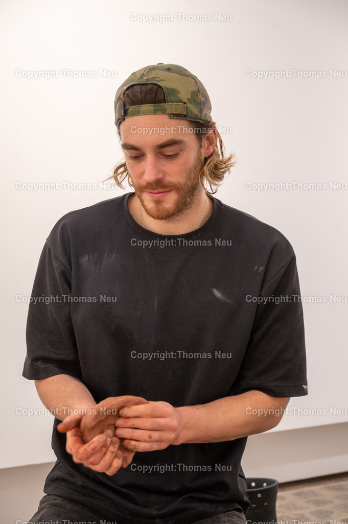 DSC_9476 | Jonas Wendelin zeigt großformatige Skulpturen und Rauminstallationen aus Ton und Lehm, basierend auf 3D‑Scans von organischen Materialien wie verrottenden Baumstämmen und archäologischen Gefäßen aus der Museums‑Sammlung. Diese Arbeiten thematisieren Material als Archiv und Informationsträger, Erosion und Zerstörung — sowohl formal als auch inhaltlich. Die Werke schaffen Spannungsfelder zwischen haptischer Realität und digitaler Wahrnehmung, und lassen Wahrnehmungskategorien wie natürlich oder künstlich verschwimmen. 
