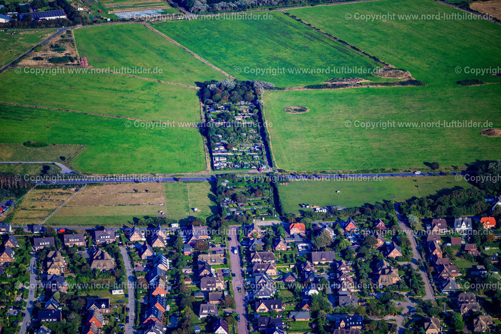 Sylt_Wenningstedt_Kleingartenverein_und_Grabhügel_auf_Den_Feldern_ELS_7038130825 | WENNINGSTEDT-BRADERUP (SYLT) 13.08.2025 Kleingartenanlagen des Vereins - der Laubenkolonie an der Straße Wiesenweg in Wenningstedt-Braderup (Sylt) auf der Insel Sylt im Bundesland Schleswig-Holstein, Deutschland. // Allotments gardens plots of the association - the garden colony on street Wiesenweg in Wenningstedt-Braderup (Sylt) on the island of Sylt in the state Schleswig-Holstein, Germany. Foto: Martin Elsen