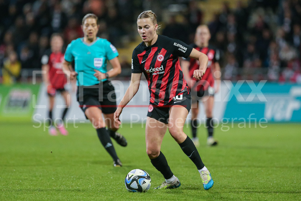 Fussball, Google Pixel Frauen-Bundesliga, Eintracht Frankfurt - SV Werder Bremen | v.li.: Laura Freigang (Eintracht Frankfurt, 10) am Ball, Einzelbild, Ganzkörper, Aktion, Action, Spielszene, DIE DFB-RICHTLINIEN UNTERSAGEN JEGLICHE NUTZUNG VON FOTOS ALS SEQUENZBILDER UND/ODER VIDEOÄHNLICHE FOTOSTRECKEN. DFB REGULATIONS PROHIBIT ANY USE OF PHOTOGRAPHS AS IMAGE SEQUENCES AND/OR QUASI-VIDEO.